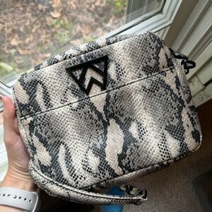 Kelly Wynne Mingle Mingle Mini in Black Ivory